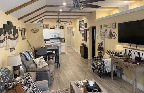Fort Worth Casa | StockYards! Less than 4 minutes-Sleeps 8-Lee House