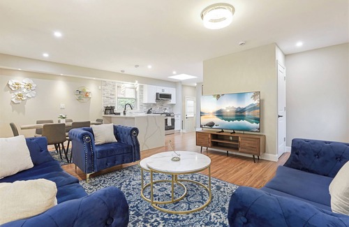 Skokie Casa | Stokes Stay: 4 BR-2.5BA Modern house in wonderful Skokie!