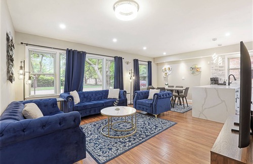 Skokie Casa | Stokes Stay: 4 BR-2.5BA Modern house in wonderful Skokie!