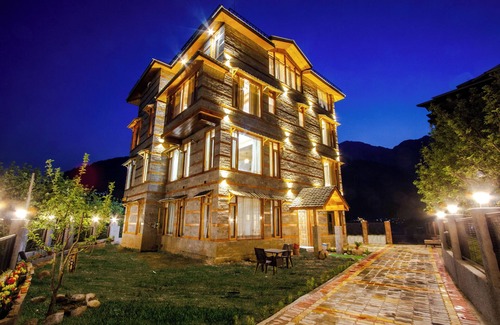 Manali Chalet De Esquí | Stone and wood cosy chalet admist apple garden with a beautiful law