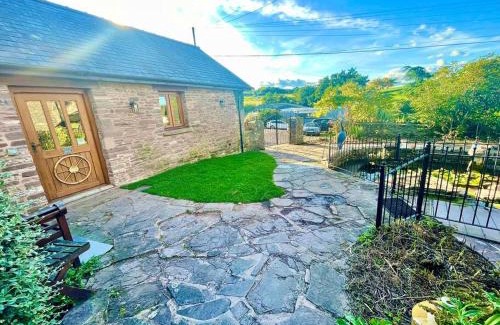 Usk Casa | STONE BUILT BARN in a beautiful RURAL setting