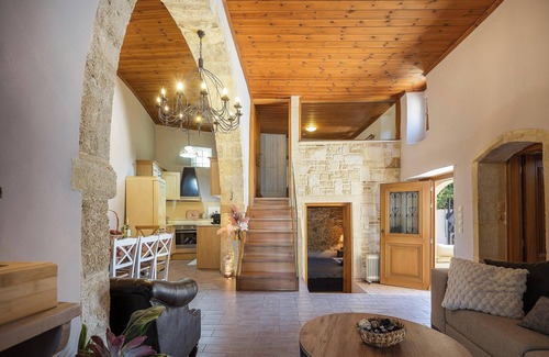 Monopari Villa | Pequeña cabaña de lujo construida en piedra en un pueblo tranquilo con piscina y bañera de hidromasaje.
