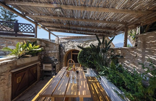 Monopari Villa | Pequeña cabaña de lujo construida en piedra en un pueblo tranquilo con piscina y bañera de hidromasaje.