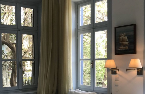 Petra Casa | Casa de piedra, totalmente renovada, techos altos, grandes ventanales.