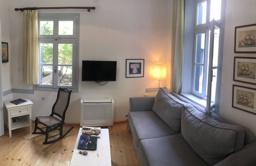 Petra Casa | Casa de piedra, totalmente renovada, techos altos, grandes ventanales.