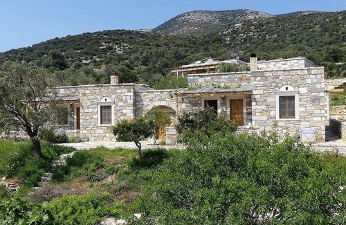 Moutsouna Casa | Stone-built houses Azalas, very quiet, directly by the beach, with fireplace