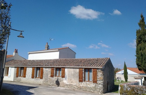 La Chaize-Giraud Cabaña | Stone Cottage, 5 km from Brétignolles sur mer, heated swimming pool