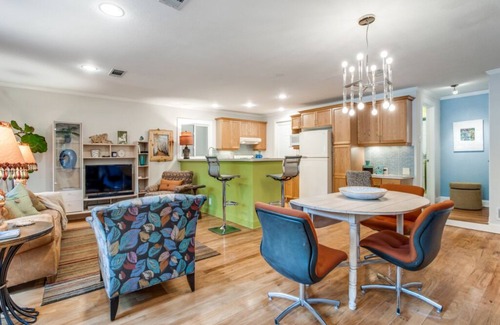 The Peninsula Cabaña | Stone Cottage Guest House at White Rock Lake