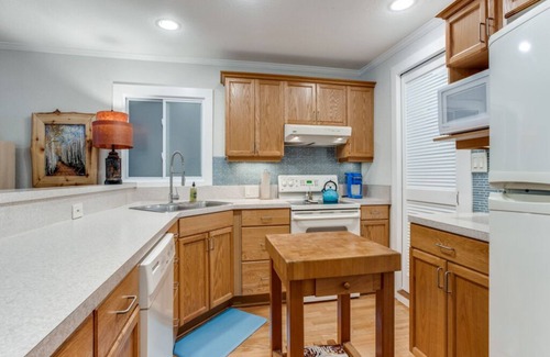 The Peninsula Cabaña | Stone Cottage Guest House at White Rock Lake