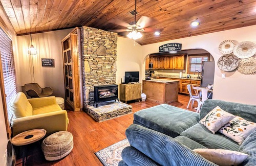 Pleasant Grove Cabina | Stone Cottage - with OPTIONAL Hot Tub