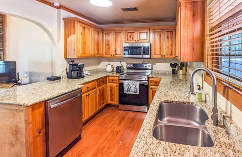 Pleasant Grove Cabina | Stone Cottage - with OPTIONAL Hot Tub