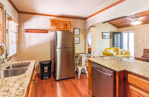 Pleasant Grove Cabina | Stone Cottage - with OPTIONAL Hot Tub