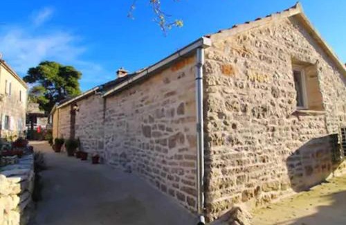 Zrnovo Apartamento | Stone House Harmony - One Bedroom Apartment with Patio and Garden View 1