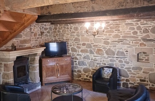 Le Faou Casa | Stone house in Le Faou, within walking distance of town center and amenities.