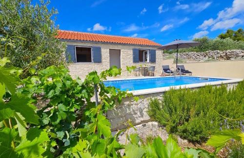 Kneza Casa | Stone house in vineyard