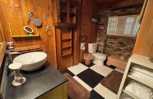Solon Springs Cabina | Stone Lodge: Authentic Northwoods Charm A Stone's Throw from the Lake.