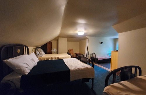 Solon Springs Cabina | Stone Lodge: Authentic Northwoods Charm A Stone's Throw from the Lake.