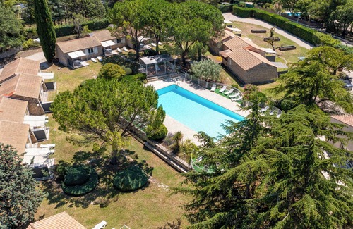 La Roque-sur-Pernes Condominio | Stone mas in residence with pool