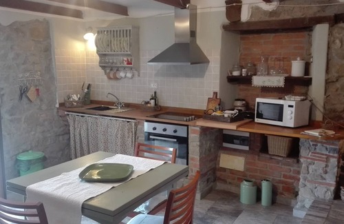 Boveglio Apartamento | Piedra Rustico con jardín en el antiguo pueblo, Toscana Exclusiva bañera de hidromasaje