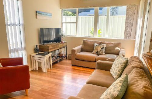 Fingal Bay Casa | Stone's Throw To The Beach 2 92 Rocky Point Road