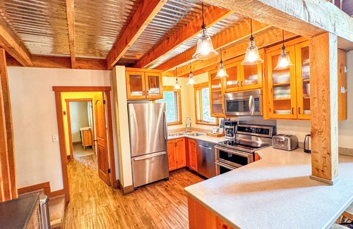 Sundance Cabina | Stone Table Lodge - Sleeps 16 - 2 HOT TUBS!