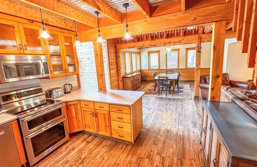 Sundance Cabina | Stone Table Lodge - Sleeps 16 - 2 HOT TUBS!