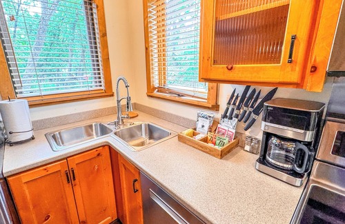 Sundance Cabina | Stone Table Lodge - Sleeps 16 - 2 HOT TUBS!