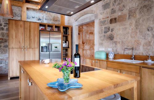 Cove Rogacic Villa | Stone Villa Lemon with pool in Vis