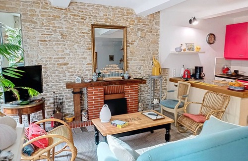 Langrune-sur-Mer Casa | Villa de Piedra Cerca de la Playa con Jardín y Chimenea