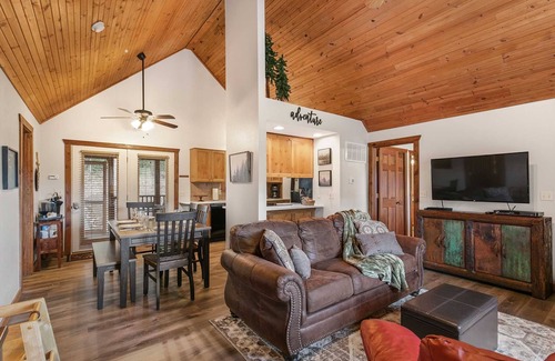 Branson West Casa | StoneBridge 2 BD - New Owner - Updated Decor and Great Parking! - Lodge #62