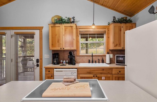 Reeds Spring Cabina | StoneBridge Gated Resort-"Four Acorns Lodge" Quiet w/Great Parking and close to SDC - Lodge #79