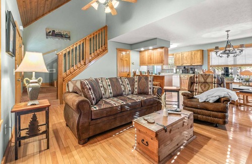 Reeds Spring Cabina | Stonebridge Lodge con sillones reclinables y chimenea, cama King, mucho espacio