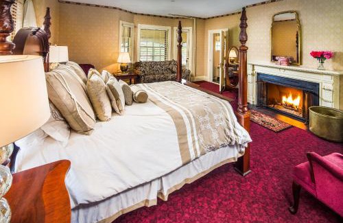 North Conway Hotel | Stonehurst Manor Breakfast & Dinner Included