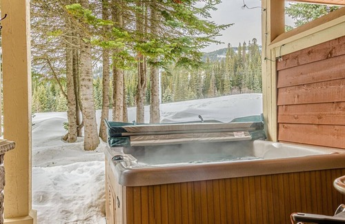 Sun Peaks Condominio | Stones Throw #11 By Bear Country