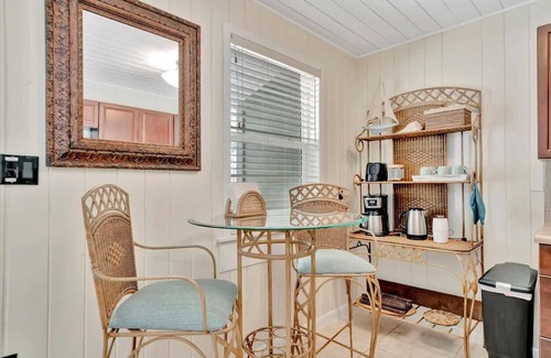 Independence Square Apartamento | Stones Throw Beachside Bungalow 2 AT THE Beach