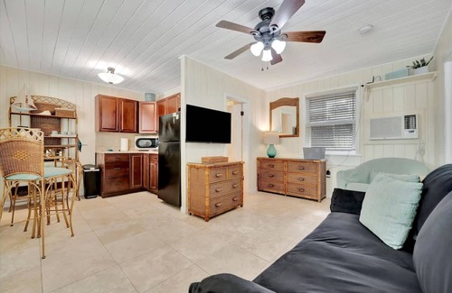 Independence Square Apartamento | Stones Throw Beachside Bungalow 2 AT THE Beach