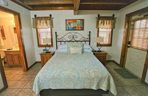 Gruene Hotel | Stonewall @ Gruene Cottages (Downstairs room w/Kitchen)