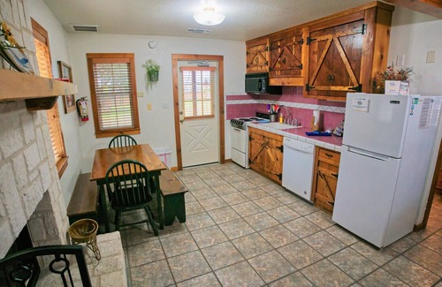 Gruene Hotel | Stonewall @ Gruene Cottages (Downstairs room w/Kitchen)