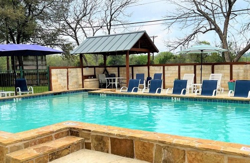 Gruene Hotel | Stonewall @ Gruene Cottages (Downstairs room w/Kitchen)
