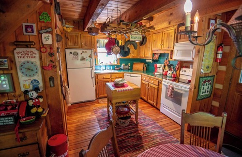 Fleetwood Cabina | Stonewood - Rustic Log Cabin - Between Boone & West Jefferson - New River Access