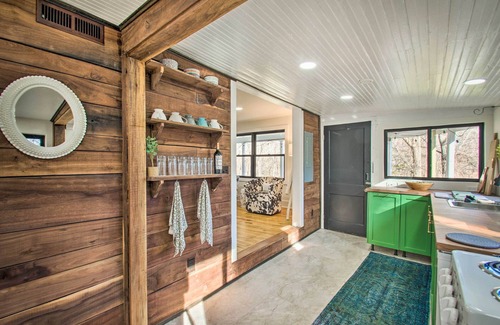 Nellysford Cabaña | Stoney Creek Cottage: Waterfront Hot Tub, Fire Pit