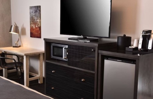 Broken Arrow Hotel | Stoney Creek, Deluxe 2 Queen, Heated indoor/outdoor pool! Parking