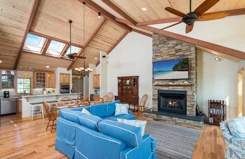 Piney Island Casa | Esta casa nueva cuenta con 4 habitaciones con balcones privados y un increíble plano de planta abierto.