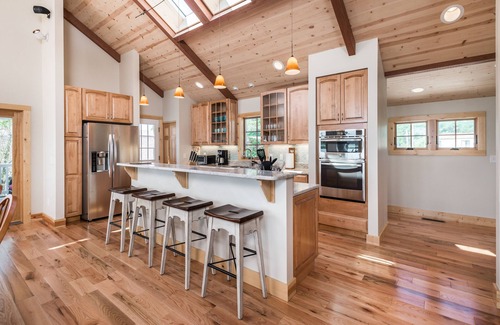 Piney Island Casa | Esta casa nueva cuenta con 4 habitaciones con balcones privados y un increíble plano de planta abierto.