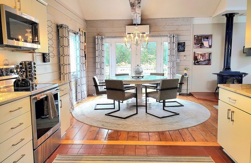 Stonington Casa | Stonington borough 2 bedroom, Sleeps 6 guests, close to beach,