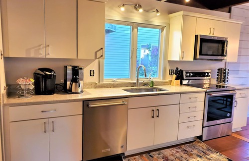 Stonington Casa | Stonington borough 2 bedroom, Sleeps 6 guests, close to beach,