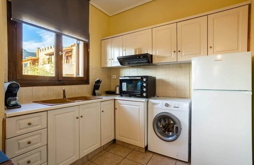 Lefktro Apartamento | Stoupa Oasis - Spitiko Garden Getaway