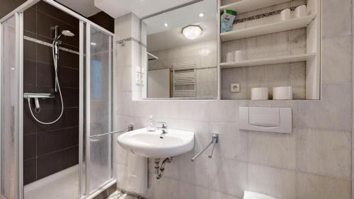 Binz Apartamento | strandnahe FeWo mit Schwimmbad im Haus, a cappella 63, Binz