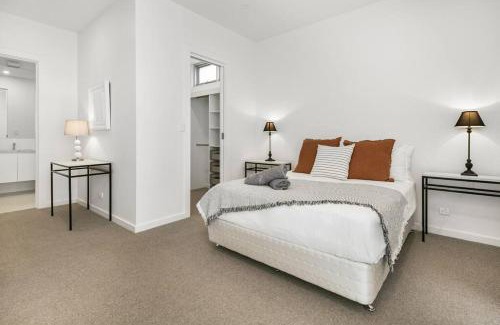 Port Elliot Casa | Strangeways Stays -Slps 10 4 Bdrm Oceanview