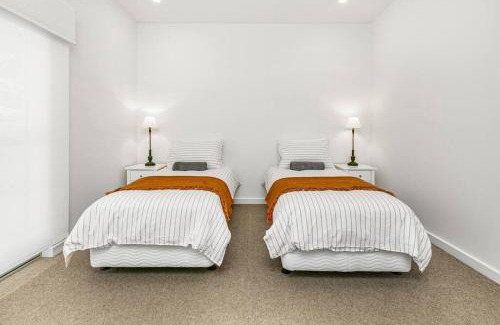 Port Elliot Casa | Strangeways Stays -Slps 10 4 Bdrm Oceanview